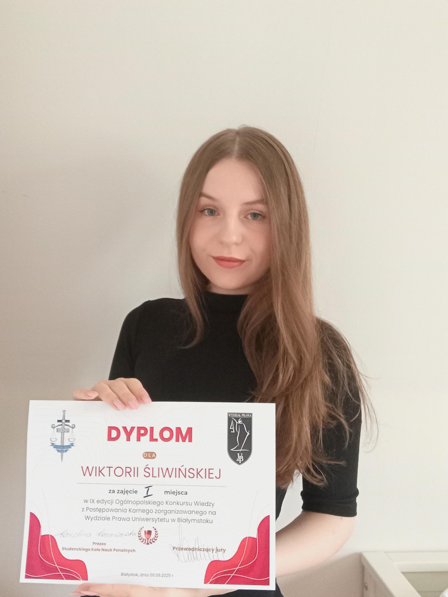 Wiktoria Śliwińska holding the diploma