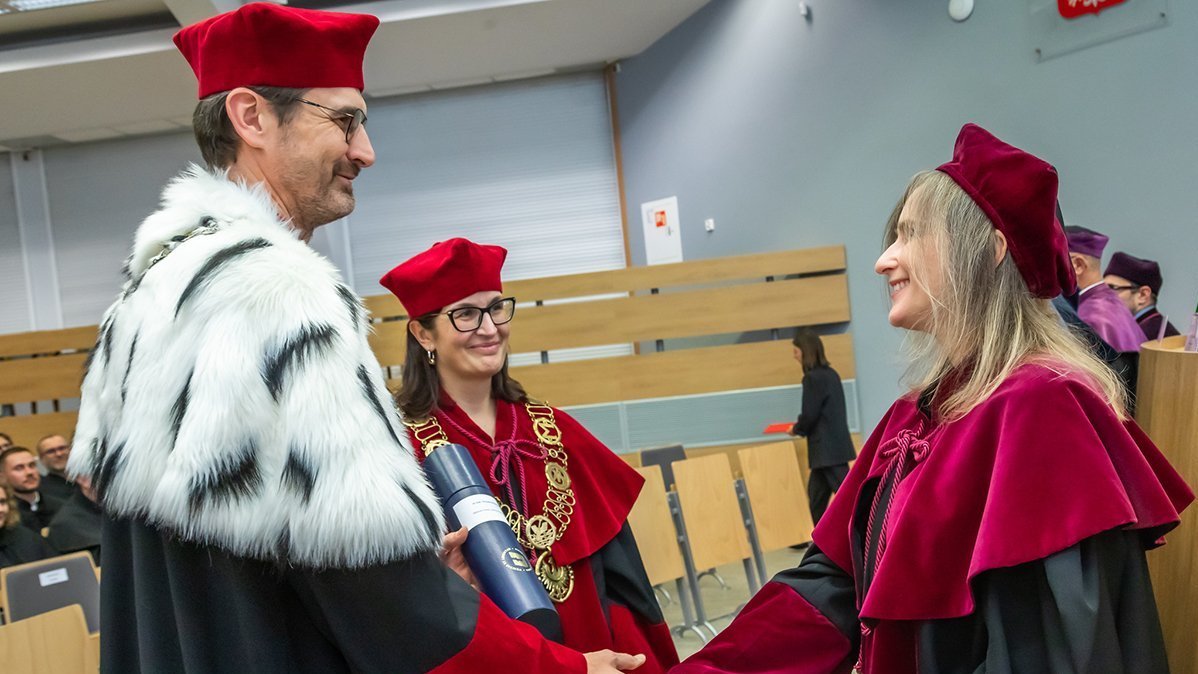 Rektor w todze i naukowczyni w todze.
