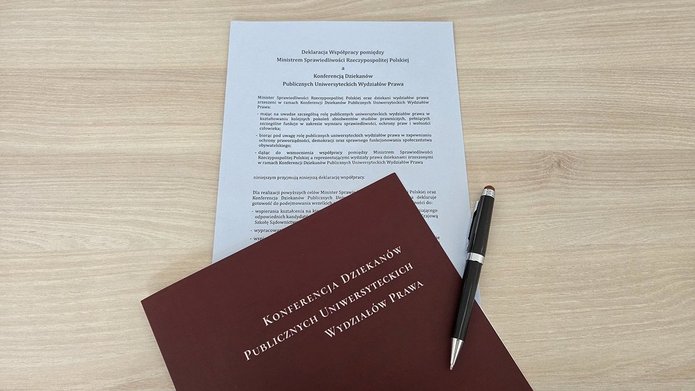 Teczka, kartka papieru i długopis