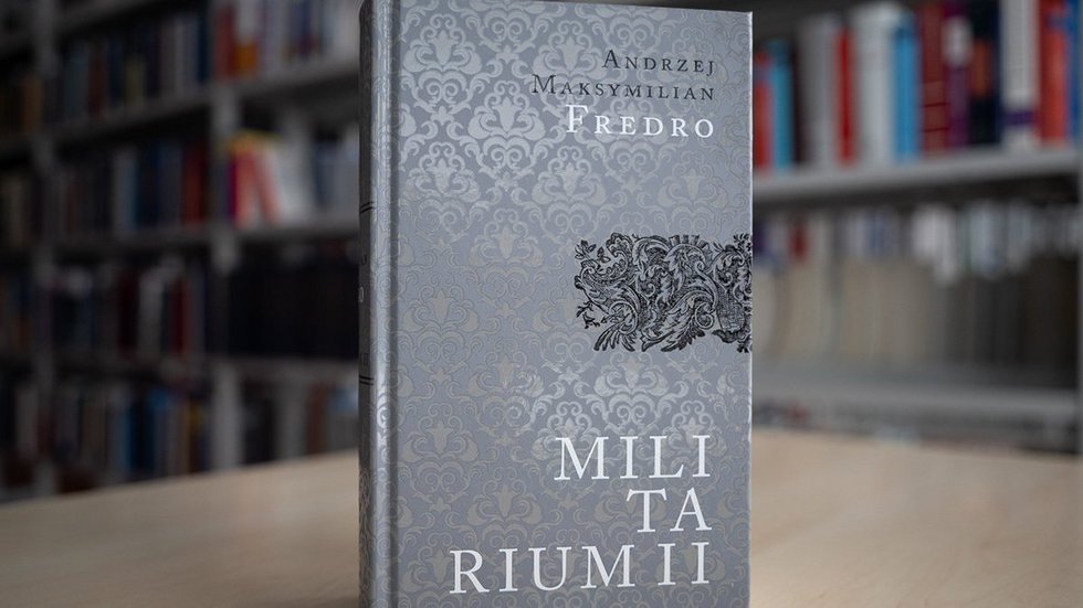 Szara okładka książki Mlitarium II