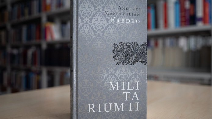 Szara okładka książki Mlitarium II