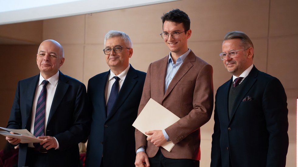 Czterej mężczyźni podczas wręczania nagrody