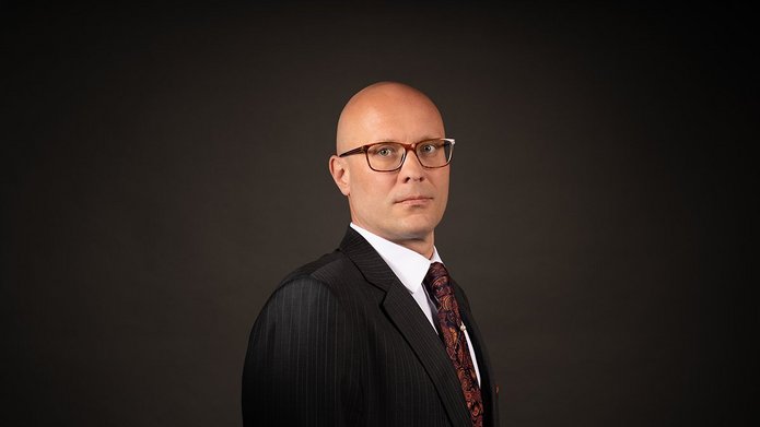 Mężczyzna w eleganckim garniturze.