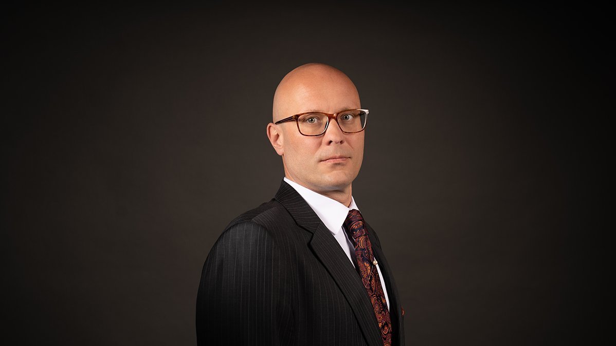 Mężczyzna w eleganckim garniturze.