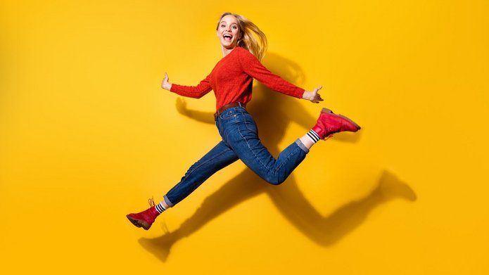 Grafika z roześmianą studentką.