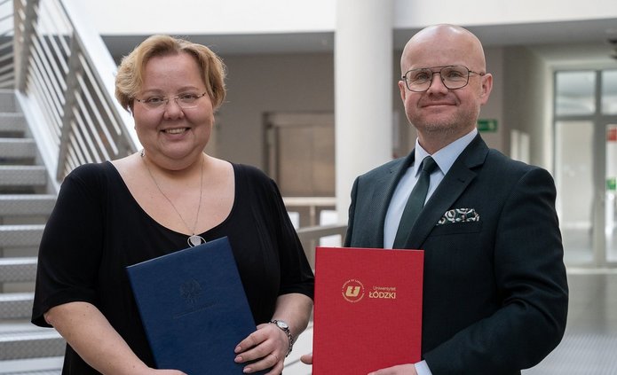 Kobieta w eleganckiej sukience i mężczyzna w garniturze.