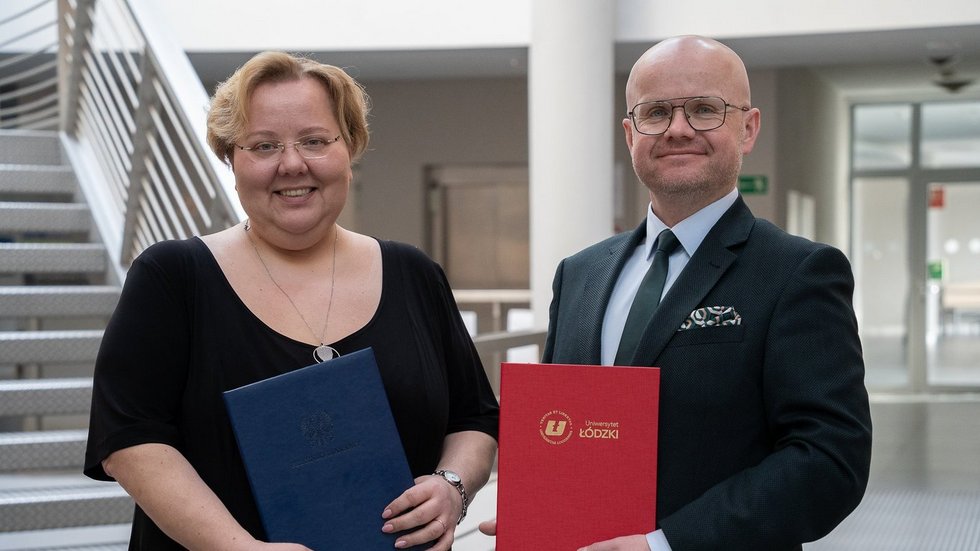 Kobieta w eleganckiej sukience i mężczyzna w garniturze.