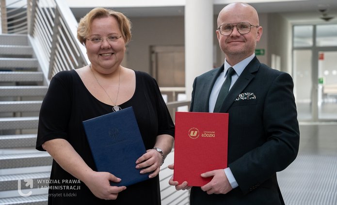 Kobieta w eleganckiej sukience i mężczyzna w garniturze.