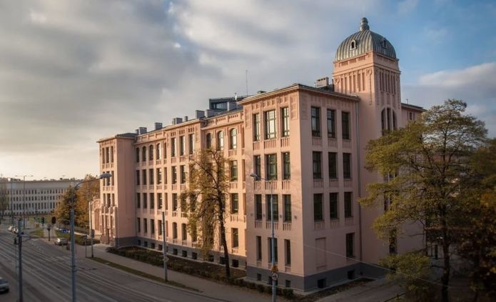 Widok budynku rektoratu z góry
