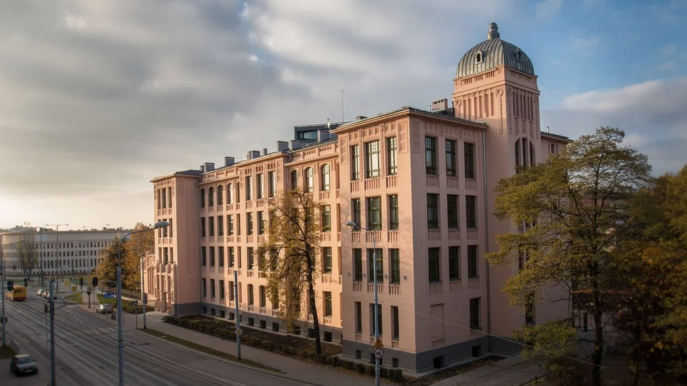 Widok budynku rektoratu z góry