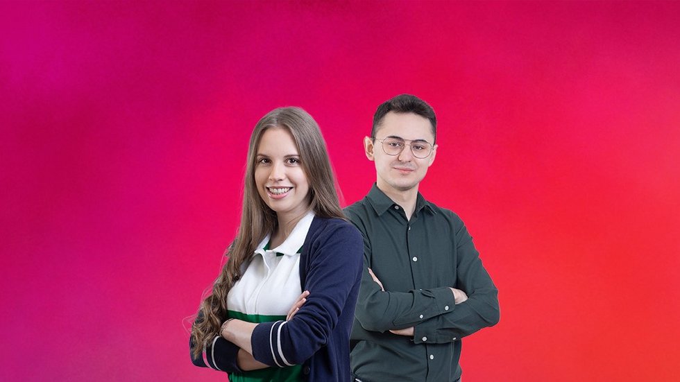 Student i studentka na malinowym tle.