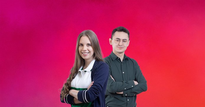 Student i studentka na malinowym tle.