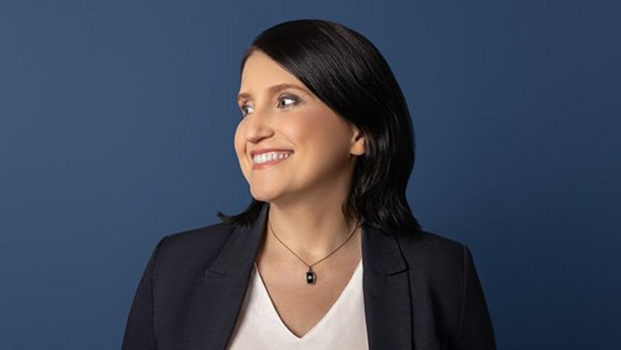 Kobieta w białej koszuli i czarnej marynarce