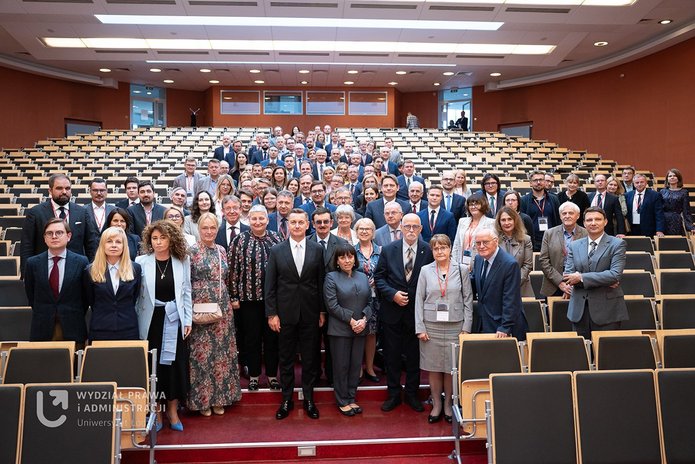 Grupa naukowców na Auli Czerwonej WPiA UŁ. Grupa naukowców na Auli Czerwonej WPiA UŁ.