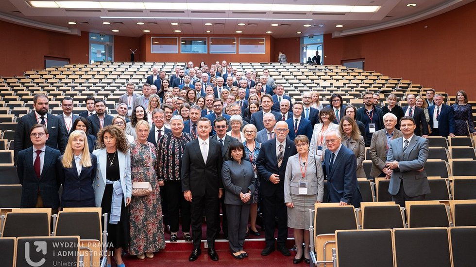 Grupa naukowców na Auli Czerwonej WPiA UŁ.