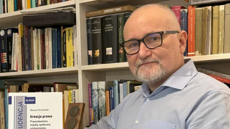 Mężczyzna trzymający książkę.