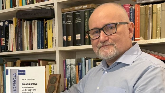 Mężczyzna trzymający książkę.