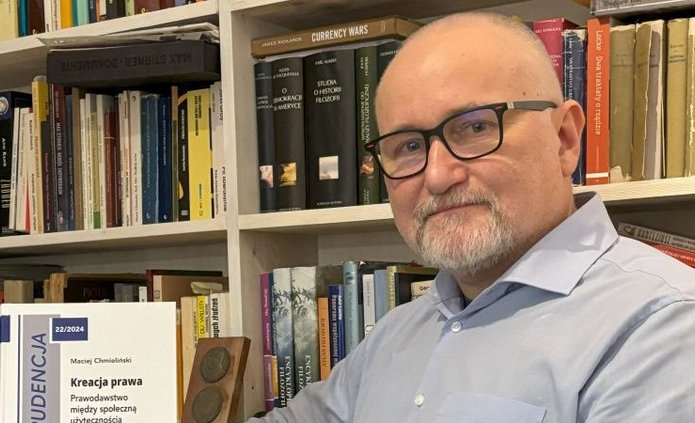 Mężczyzna trzymający książkę.