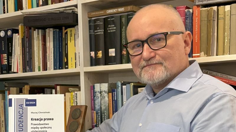 Mężczyzna trzymający książkę.