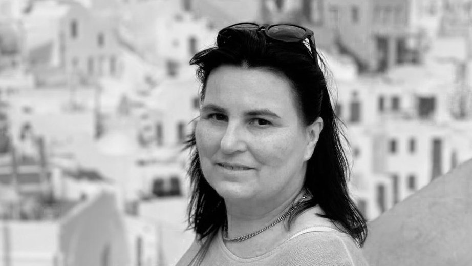 Kobieta na czarno-białym zdjęciu