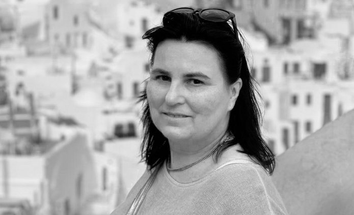 Kobieta na czarno-białym zdjęciu