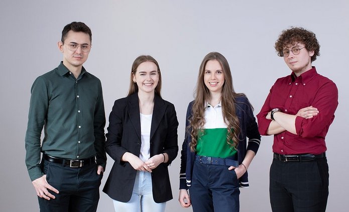 Czwórka studentów.