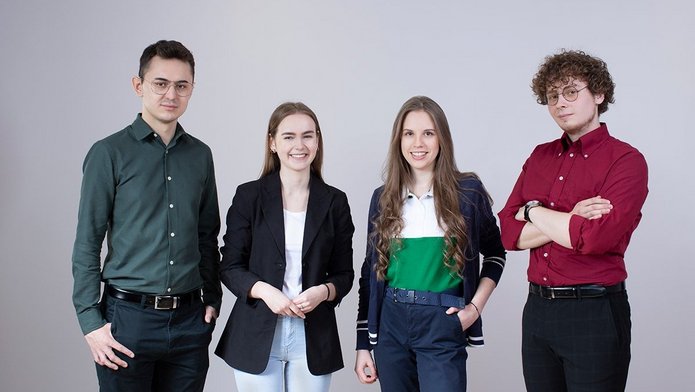 Czwórka studentów.