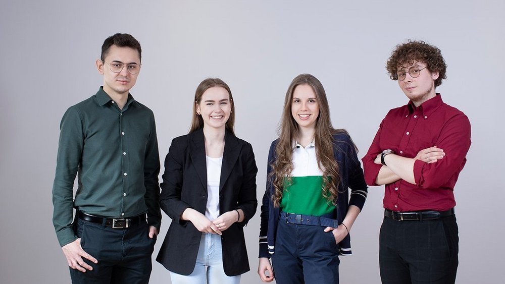 Czwórka studentów.