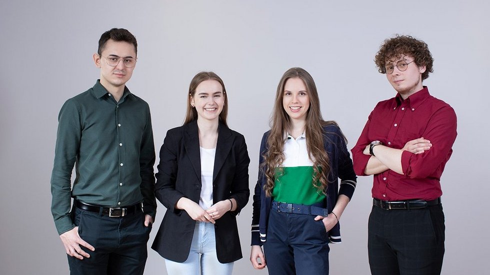 Czwórka studentów.