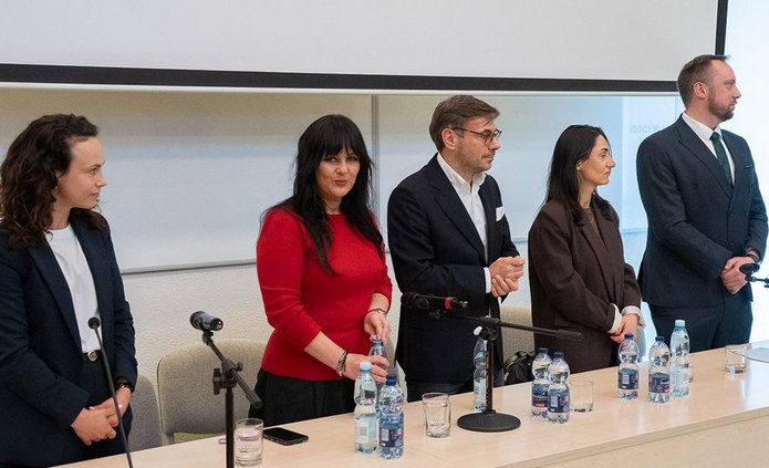 Grupa elegancko ubranych adwokatów