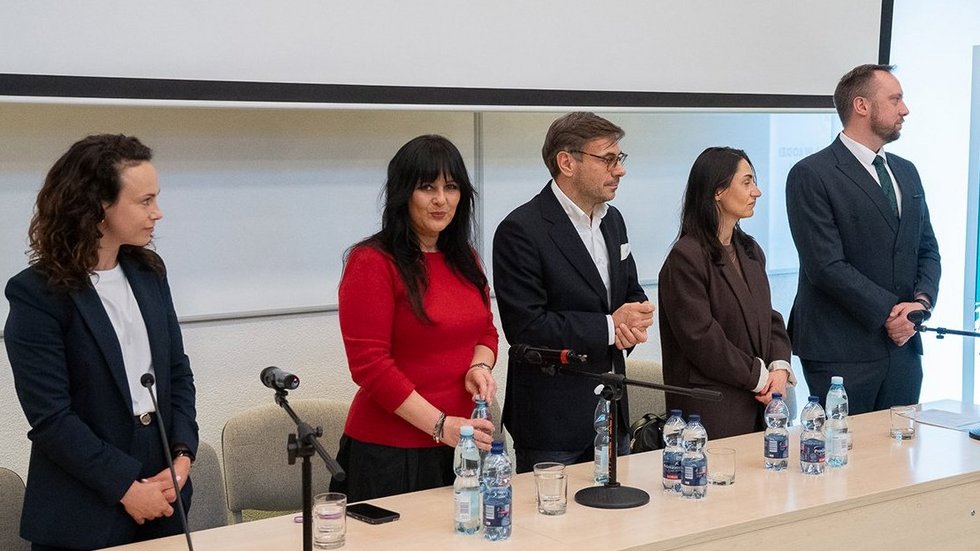 Grupa elegancko ubranych adwokatów