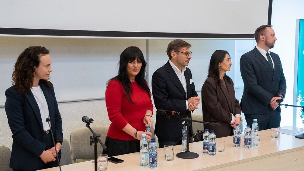 Grupa elegancko ubranych adwokatów