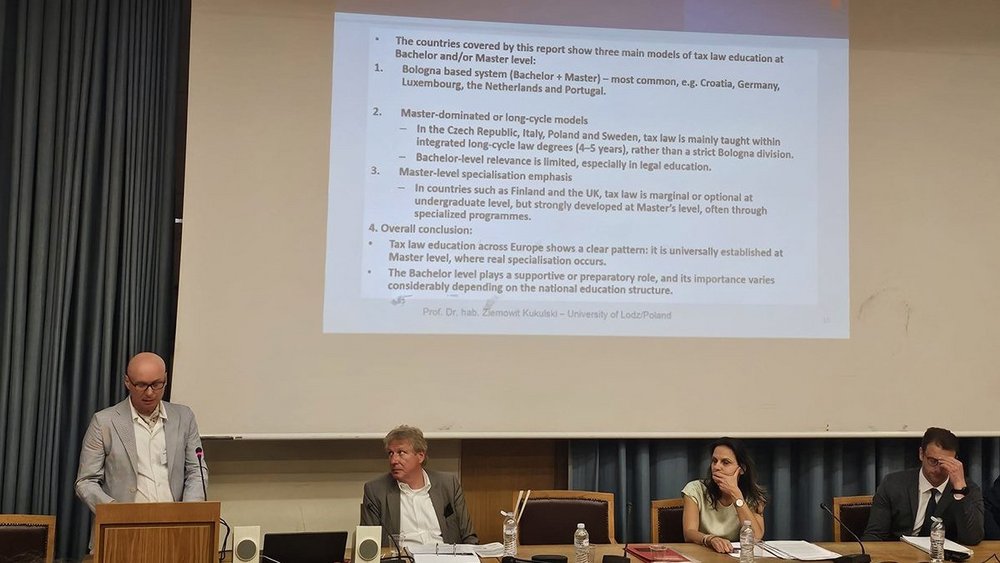 Grupa ludzi podczas konferencji naukowej