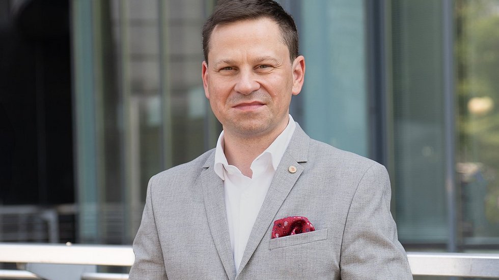 Mężczyzna w garniturze.