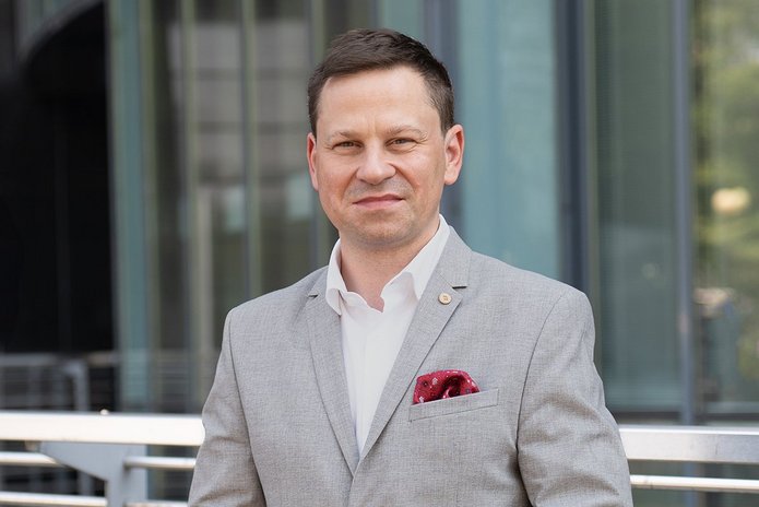 Mężczyzna w garniturze.