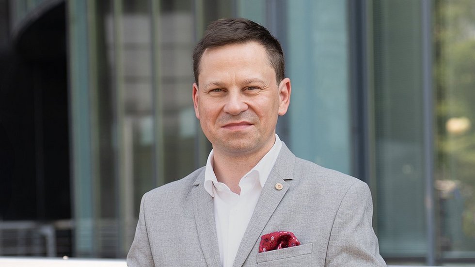 Mężczyzna w szarek marynarce