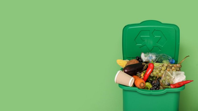 Kosz pełen zmarnowanego jedzenia.