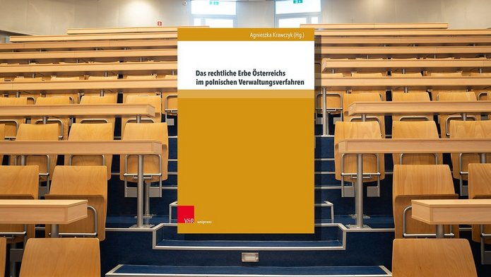 Książka na tle auli akademickiej.