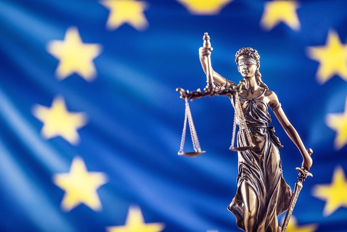 Lady Justice and European Union flag. Symbol of law and justice Rzeźba Temidy na tle flagi UE.