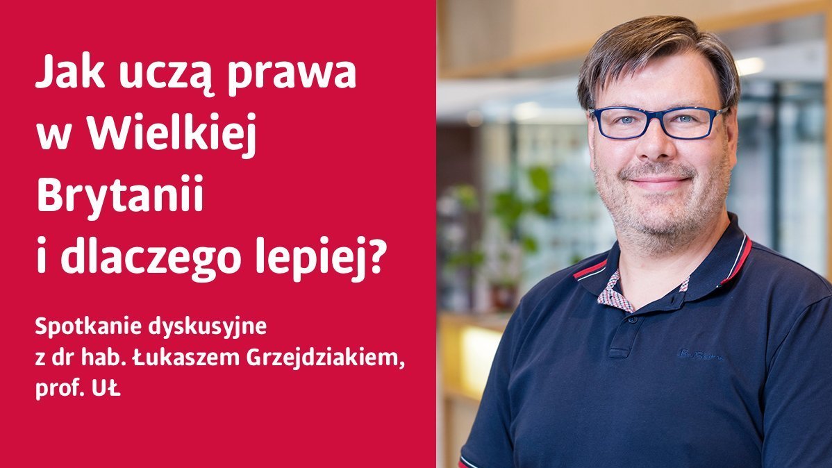 Mężczyzna w okularach i granatowej koszuli