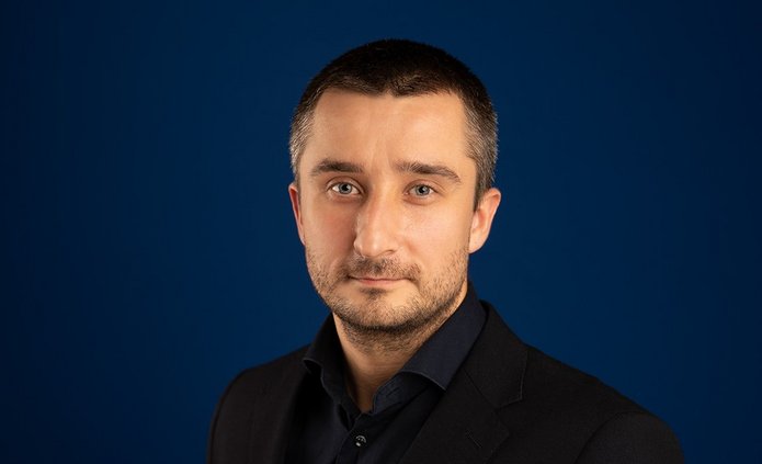 a portrait photo of Dr Piotr Misztal