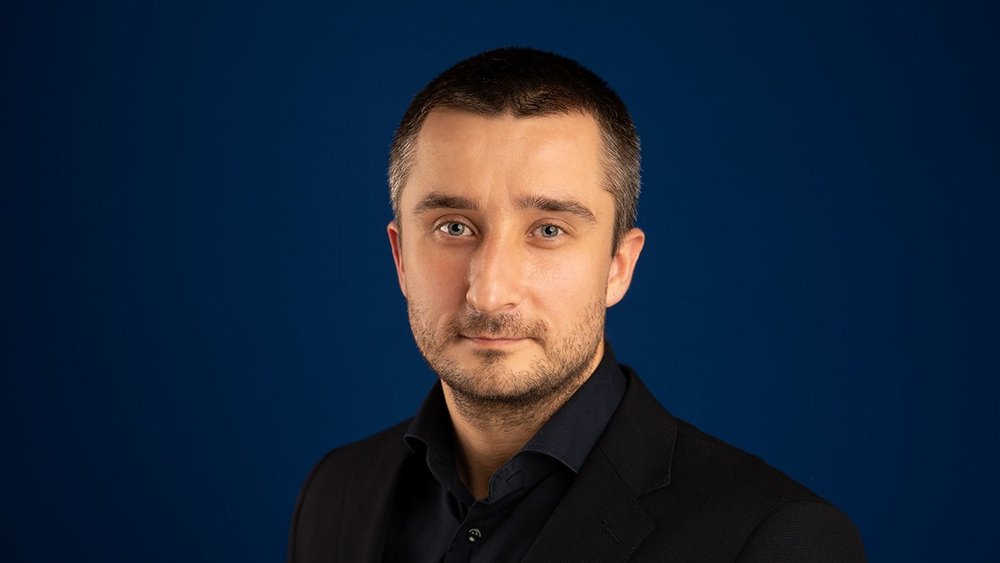 a portrait photo of Dr Piotr Misztal