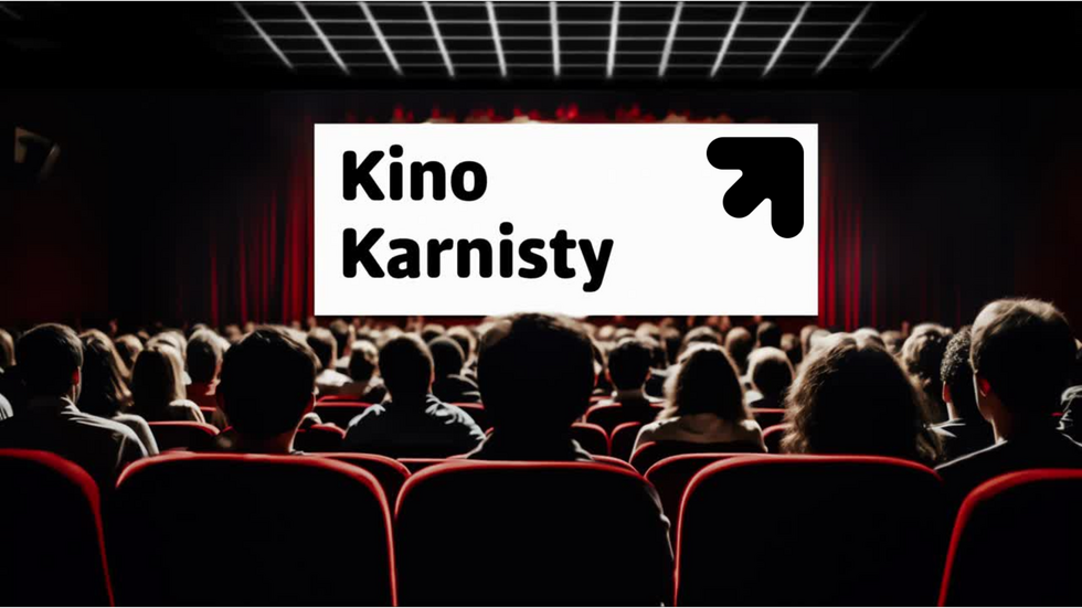 Sala kinowa wypełniona widzami z napisem "Kino Karnisty"