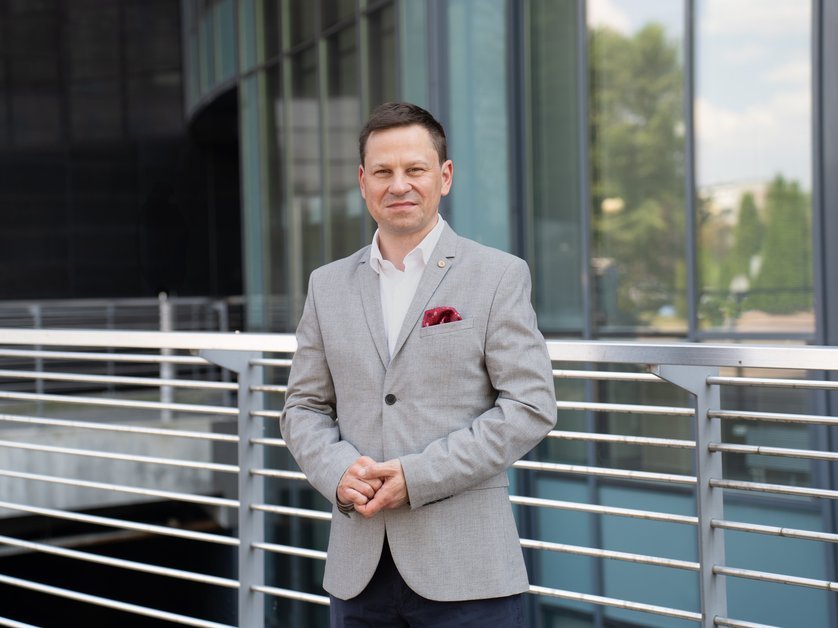 Profesor Stefański na tle budynku WPiA UŁ