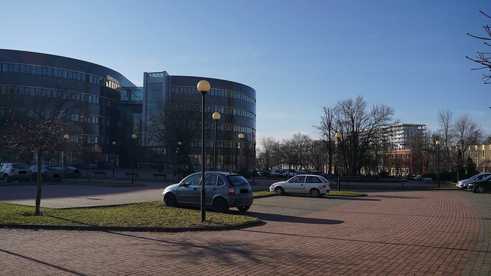 Parking przed uczelnią