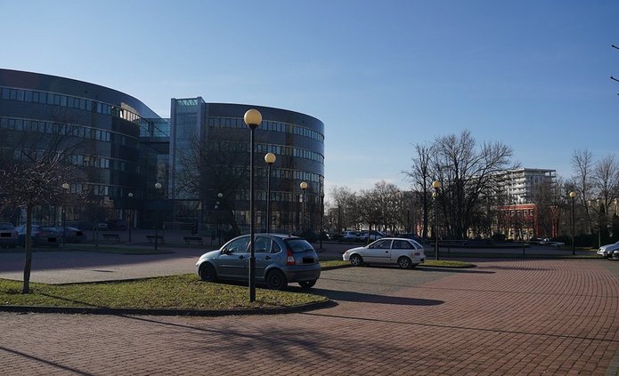 Parking przed uczelnią