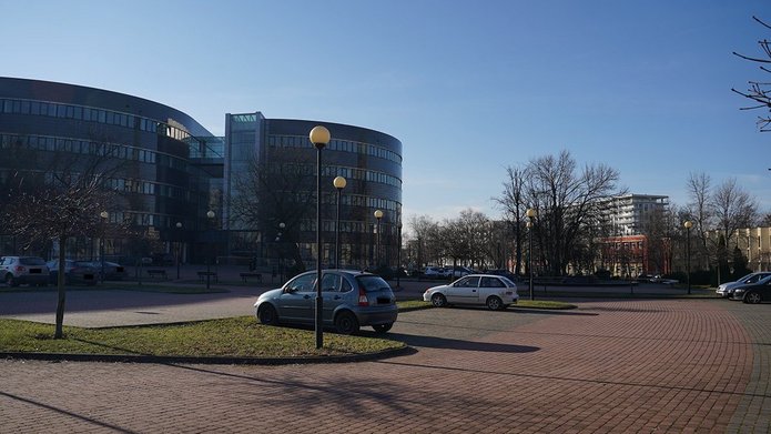 Parking przed uczelnią