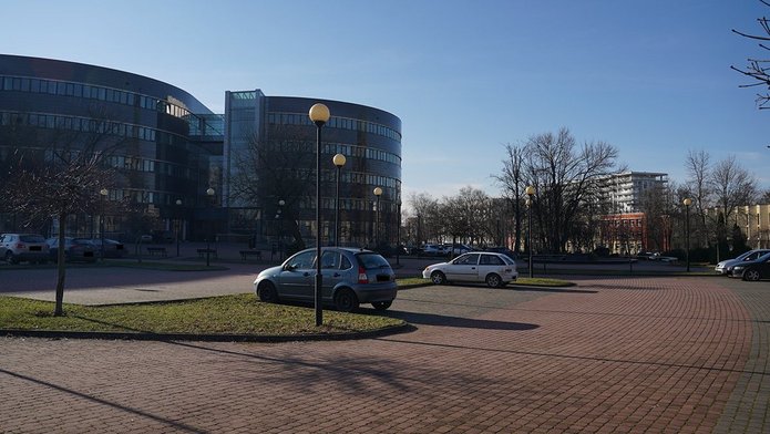 Parking przed wydziałem.