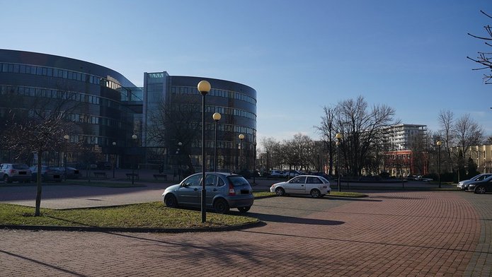 Parking przed uczelnią