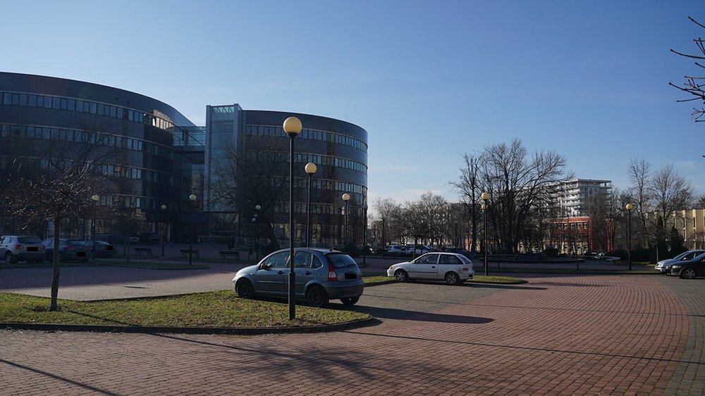 Parking przed uczelnią